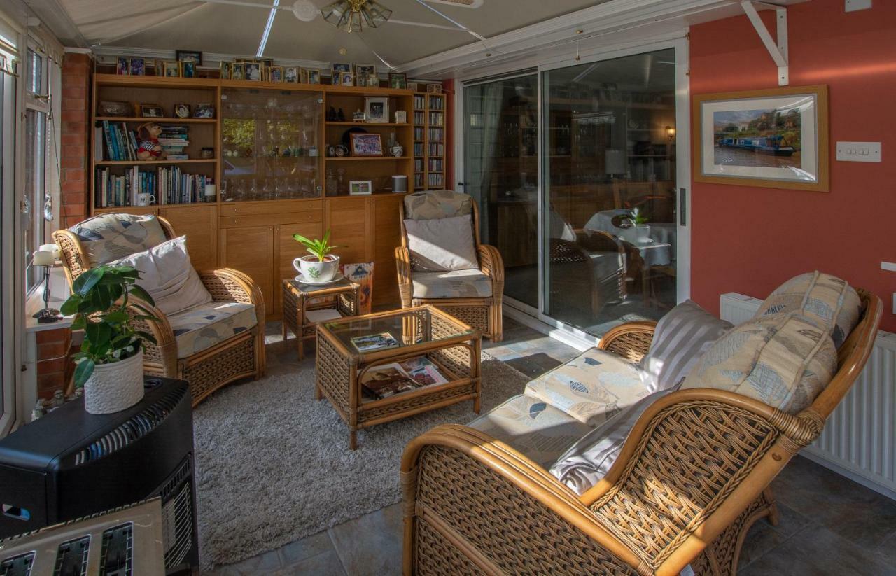 The Kiwi House Bed & Breakfast Sandbach Exterior photo